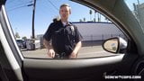 Pega menina negra é pega chupando um policial durante o rali snapshot 8