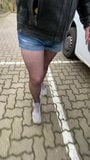 Loop in een spijkerbroek -hotpants en een zwarte panty snapshot 5