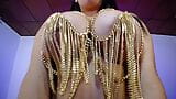 Diosa sexy juega con sus grandes tetas en traje de cadenas folla grandes tetas y chupa sus pezones con mucho placer snapshot 3