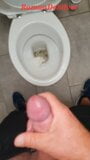 Master Ramon pisst und wichst gnadenlos die Toilette voll, arme Putzfrau snapshot 6