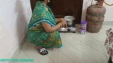 Sexo con desi bhabhi vistiendo un sari verde en la cocina snapshot 3