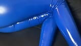 Blauwe vinyllegging en blauwe hoge hakken snapshot 5