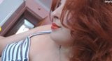 Rauchendes camgirl, mit rotem lippenstift snapshot 12