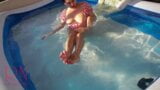 Espectáculo de coño bajo el agua. Sirena digitación masturbación Nena elegante y flexible, nadando bajo el agua en la piscina al aire libre. snapshot 2