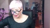 Prachtige Russische milf beukt zichzelf in beide gaten.!. snapshot 1