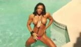 Tatiana topless bij het zwembad snapshot 3