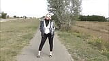 Culo grosso in leggings neri cammina per strada snapshot 7