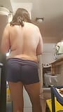 Madrastra en la cocina en tetas snapshot 3