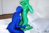 Blaue und grüne Zentai-Lesben snapshot 3