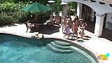 Terwijl deze hete meiden schreeuwen en klaarkomen, koelt het zwembad ze af snapshot 1
