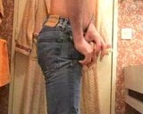 Reibe seinen Schwanz und nasse seine Jeans snapshot 9