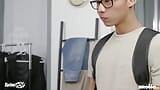 Twink-pop - il bel fusto della sicurezza trent king tiene un occhio ravvicinato sul giovane gay Bespectacled Dane Jaxon snapshot 2