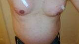 Gros seins après une injection de solution saline snapshot 2