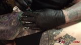 Marie bossette se hace un tatuaje doloroso en la pierna snapshot 16