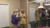 Blonde lesbische  Girls ficken mit einem strap on Dildo snapshot 4