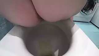 Memek berbulu tua kencing di toilet. pantat besar, lubang dubur ...