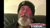 Hobo amateur -opa die zichzelf aftrekt met zijn enorme baard snapshot 3
