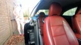 केली सीडी में गुलाबी पोशाक और होजरी में खेल के साथ उसके नए खिलौना में के कार snapshot 4