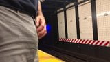 Une macho sexy se branle dans le métro snapshot 3