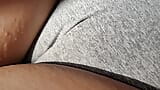 Je crache et caresse une chatte incroyable de cameltoe délicieux snapshot 4