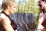 Enormes tetas falsas rubia follada al aire libre snapshot 3