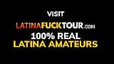 Latina fuck tour - gata tatuada de biquíni chupa um pirulito de pau grande snapshot 15