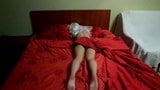 Karina goală în pat, fără haine într-o perucă snapshot 6