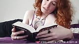 Vends-ta-culotte - chica amateur sexy leyendo un libro y masturbándose en casa snapshot 5