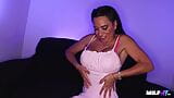 Milf di milf Sandy Love scopa impalata da un enorme stallone snapshot 1