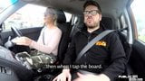 Englische MILF bläst Fahrlehrer öffentlich snapshot 4