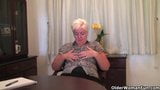 ストッキング姿のぽっちゃりおばあちゃんがバイブレーターで遊ぶ snapshot 2