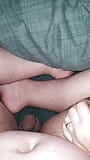 Glijdt stiefmoeders hand op de lul van stiefzoon of niet??? snapshot 9