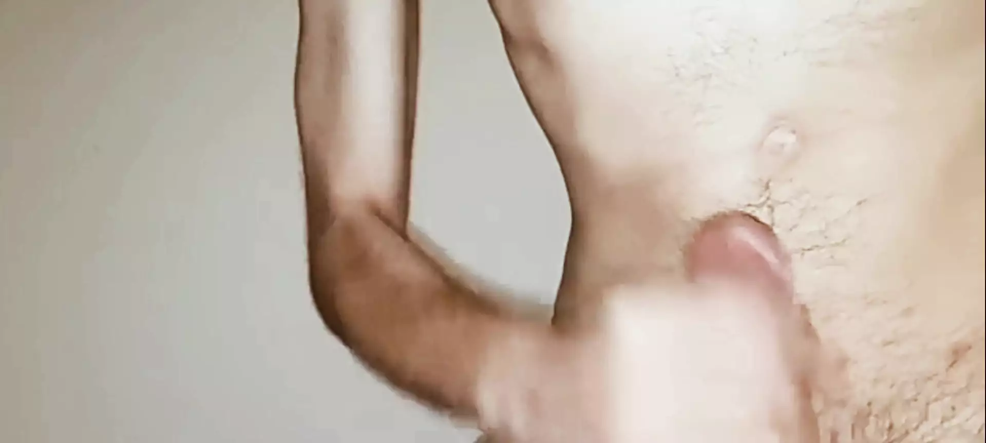 Zgodna i seksi boner trlja kurac rukama.