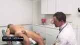 Извращенный доктор использует это и заполняет свою пациентку Cameron snapshot 12