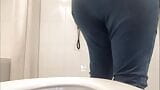 Моя теща снимает себя на видео в ванной отеля snapshot 6