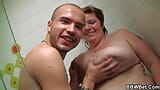 Fette rothaarige pralle schluckt und reitet schwanz in der dusche snapshot 5