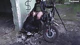 Milf caliente ama las motocicletas y las pollas grandes snapshot 4