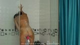 Une brune mince se fait taquiner sous la douche et se masturber snapshot 15