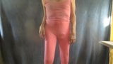 Leggings mariquita perra muestra su culo femenino. snapshot 5