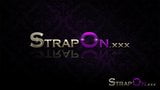 Strapon - loira sexy gata recebendo ambos os buracos snapshot 1