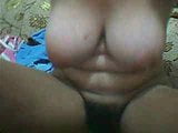 Menina asiática mostra sua buceta peluda e peitos grandes na webcam snapshot 9