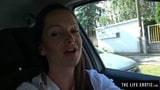 Linda garota se masturba publicamente em uma garagem de estacionamento snapshot 2