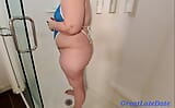 Hermosa milf con un enorme culo en traje de baño juega con marido cornudo en la ducha snapshot 3