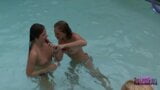 Cuatro chicas calientes se divierten desnudas en mi piscina snapshot 9