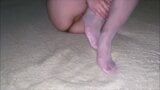 Ardentina, MILF sexy, montre ses beaux pieds en bas snapshot 4