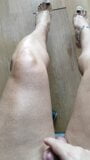 足、チンポ、ゴージャスなヒールの爪を見せてくれるジョアナ snapshot 3