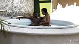 Une petite amie au gros cul se fait baiser par une grosse bite noire dans un jacuzzi extérieur - couple amateur - Nysdel snapshot 9