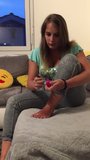 Lara dreht Nagellack auf ihre sexy Zehen snapshot 3