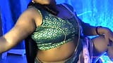 Sexy smyslná bhabhi dívka plní svou sexuální touhu otevřením oblečení, laskáním prsou a sušením prsou snapshot 4