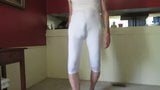 Las nalgas y el culo de mi puta se hinchan en un spandex blanco ceñido. snapshot 5